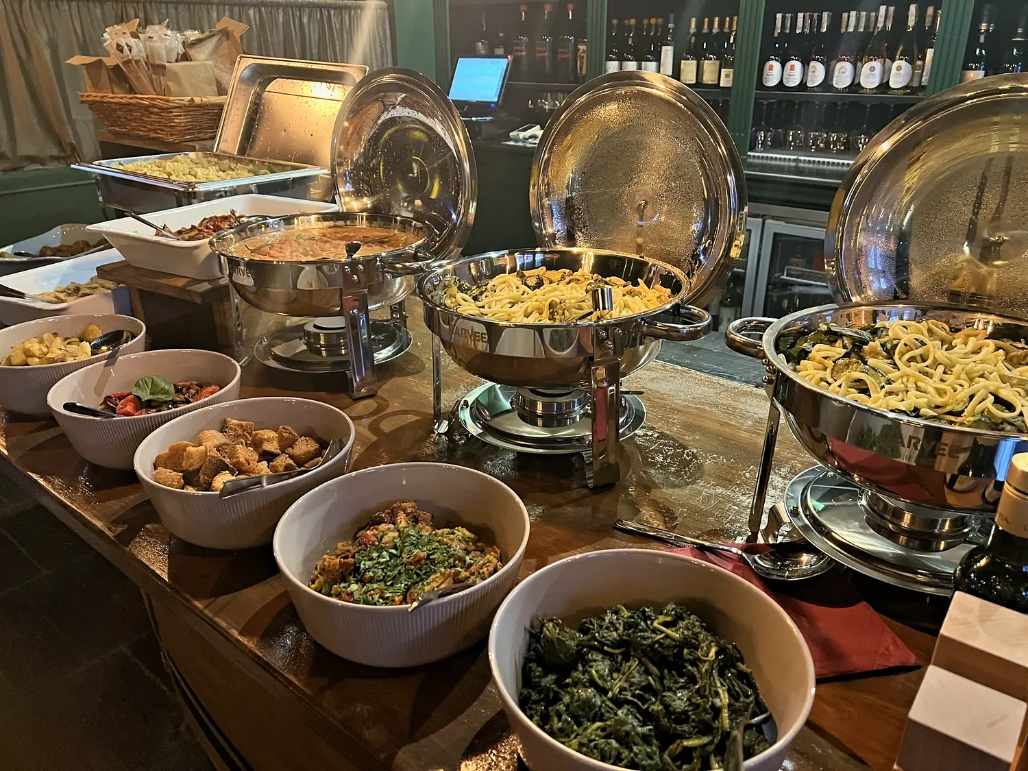 Pasta e verdure calde nelle pentole del buffet