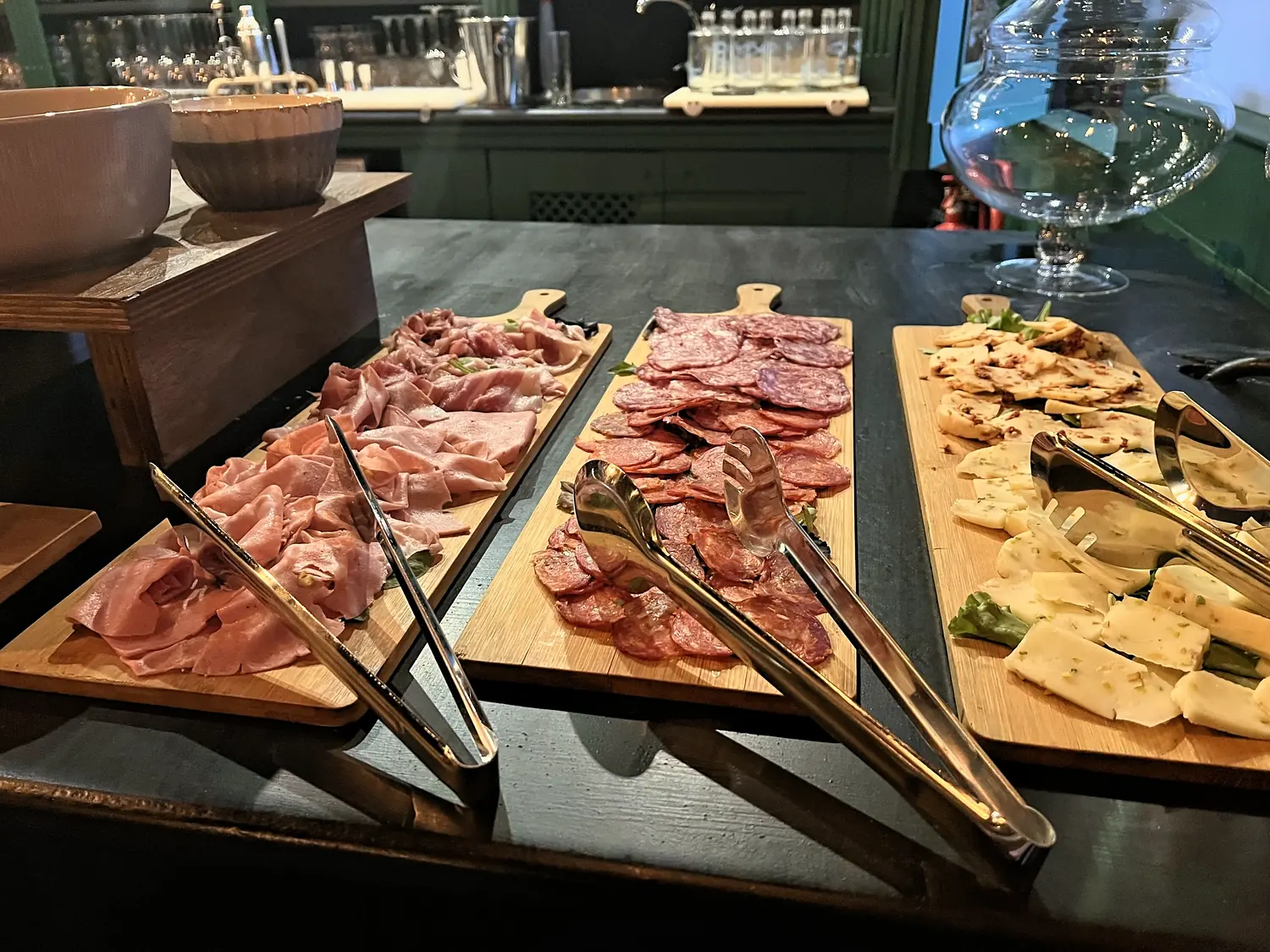 Taglieri di prosciutto, salame e formaggi